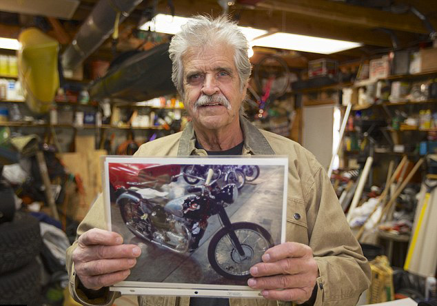 Дональд ДеВольт - счастливый обладатель мотоцикла Triumph.
