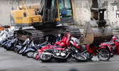 Филиппинские таможенники давят бульдозерами мотоциклы Triumph